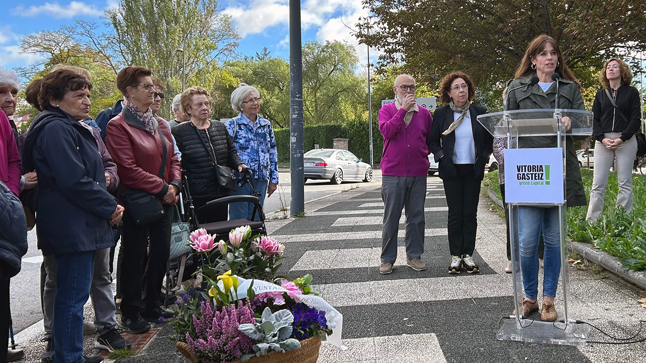 Maider Etxebarria, Miren Fernández de Landa y varios vecinos del barrio durante el homenaje 
