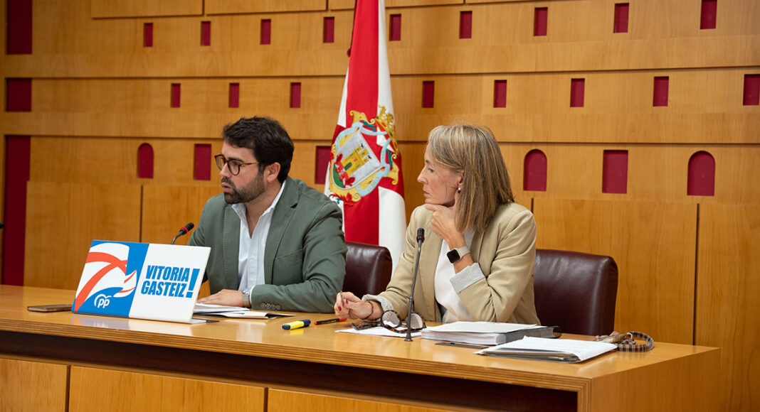 Iñaki García Calvo y Blanca Lacunza, durante la presentación de la propuesta fiscal alternativa del PP para 2026.