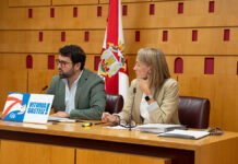 Iñaki García Calvo y Blanca Lacunza, durante la presentación de la propuesta fiscal alternativa del PP para 2026.