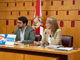 Iñaki García Calvo y Blanca Lacunza, durante la presentación de la propuesta fiscal alternativa del PP para 2026.