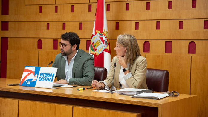 Iñaki García Calvo y Blanca Lacunza, durante la presentación de la propuesta fiscal alternativa del PP para 2026.