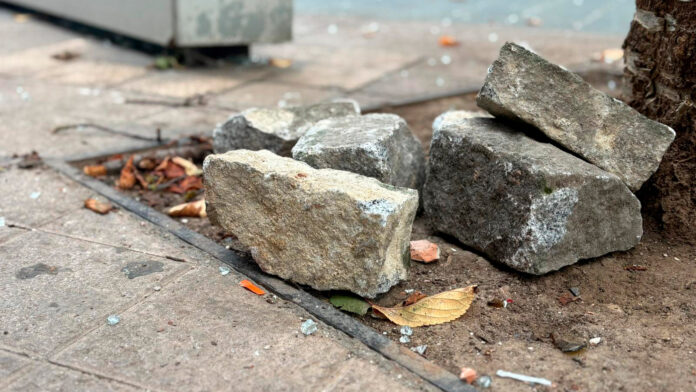 Unas de las piedras utilizadas en los altercados durante la manifestación de Falange en Vitoria