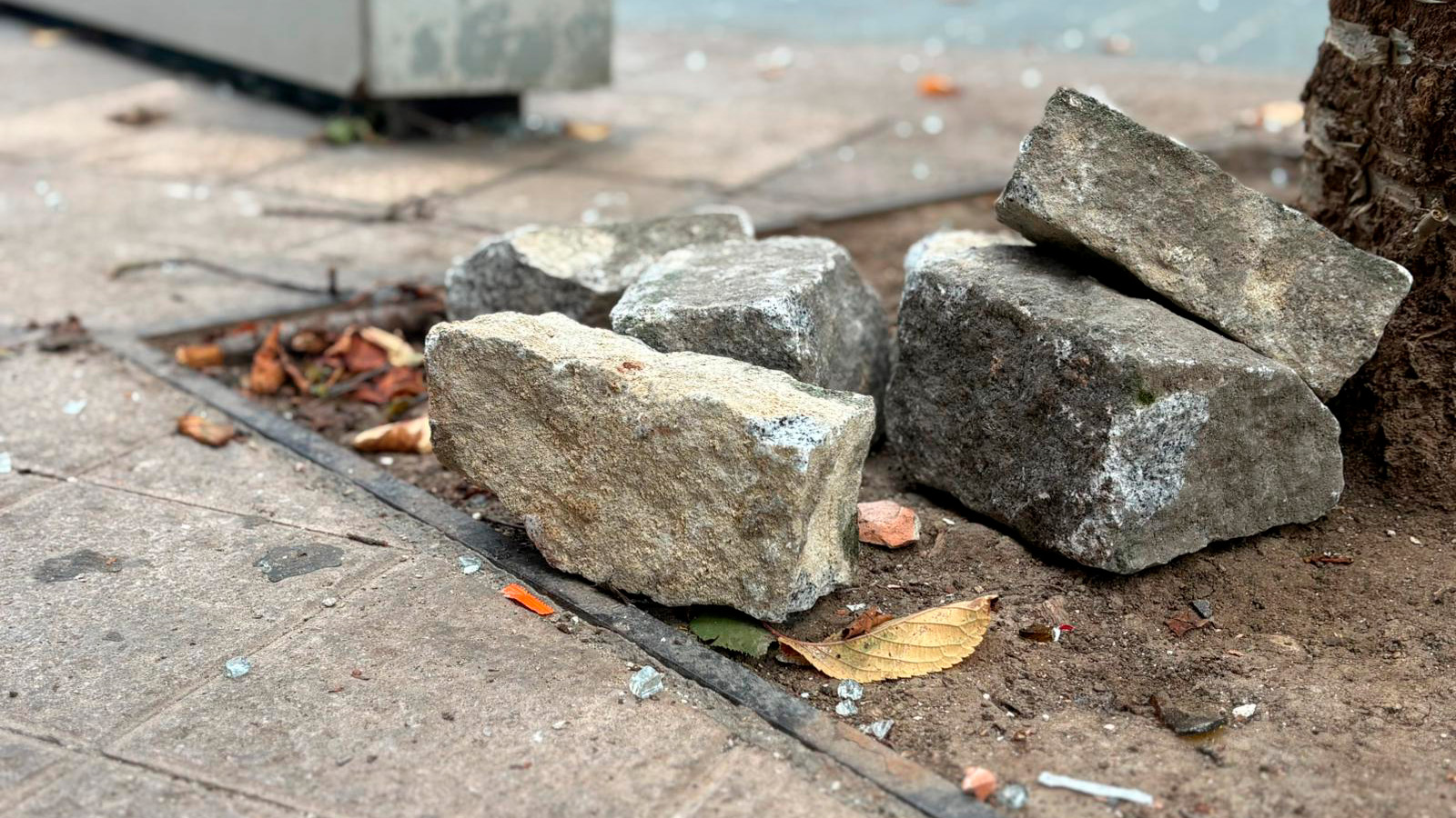 Unas de las piedras utilizadas en los altercados durante la manifestación de Falange en Vitoria