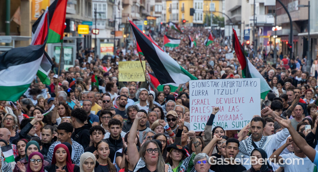 Manifestación de este jueves contra detención de la flotilla en Vitoria | Imagen: Alex García