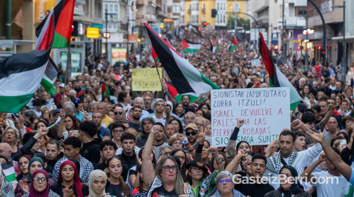 Manifestación de este jueves contra detención de la flotilla en Vitoria | Imagen: Alex García