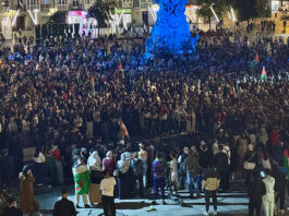 Vista de la Plaza de la Virgen Blanca completamente llena durante la concentración en apoyo a Palestina, tomada desde la balconada de San Miguel | Imagen: Alex García