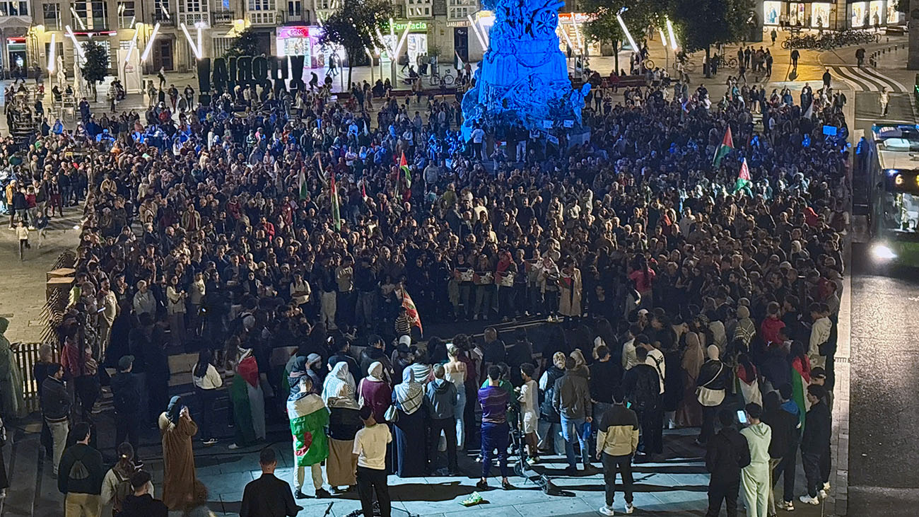 Vista de la Plaza de la Virgen Blanca completamente llena durante la concentración en apoyo a Palestina, tomada desde la balconada de San Miguel | Imagen: Alex García