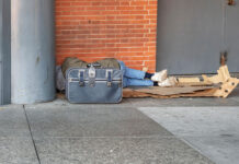 Un sintecho durmiendo en cartón | Depositphotos