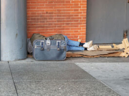 Un sintecho durmiendo en cartón | Depositphotos