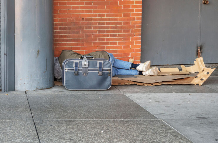 Un sintecho durmiendo en cartón | Depositphotos