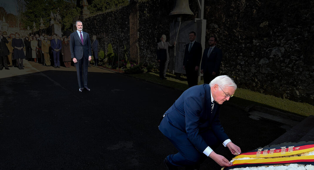 El Rey de España observa como el Presidente de Alemania se arrodilla para ofrecer un homenaje a las víctimas del bombardeo de Gernika