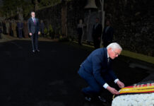 El Rey de España observa como el Presidente de Alemania se arrodilla para ofrecer un homenaje a las víctimas del bombardeo de Gernika