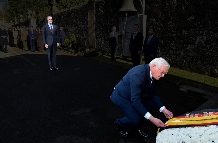 El Rey de España observa como el Presidente de Alemania se arrodilla para ofrecer un homenaje a las víctimas del bombardeo de Gernika