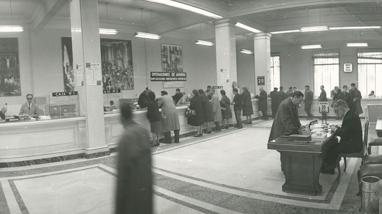 C.V._C.M._CAJA MUNICIPAL,S.1,SS.1.1_0104 Clientes de la Caja Municipal de Vitoria en el patio de operaciones haciendo sus gestiones. Noviembre de 1964 Fundación Vital