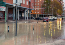 Un reventón en una tubería de AMVISA deja sin suministro a decenas de viviendas en Lakua FUGA AGUA LAKUA