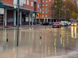 Un reventón en una tubería de AMVISA deja sin suministro a decenas de viviendas en Lakua FUGA AGUA LAKUA