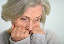 Salud mental en el centro del debate: entre denuncias de desmantelamiento y promesas de innovación una señora preocupada. salud mental osakidetza ela gobierno vasco foto de depositphotos