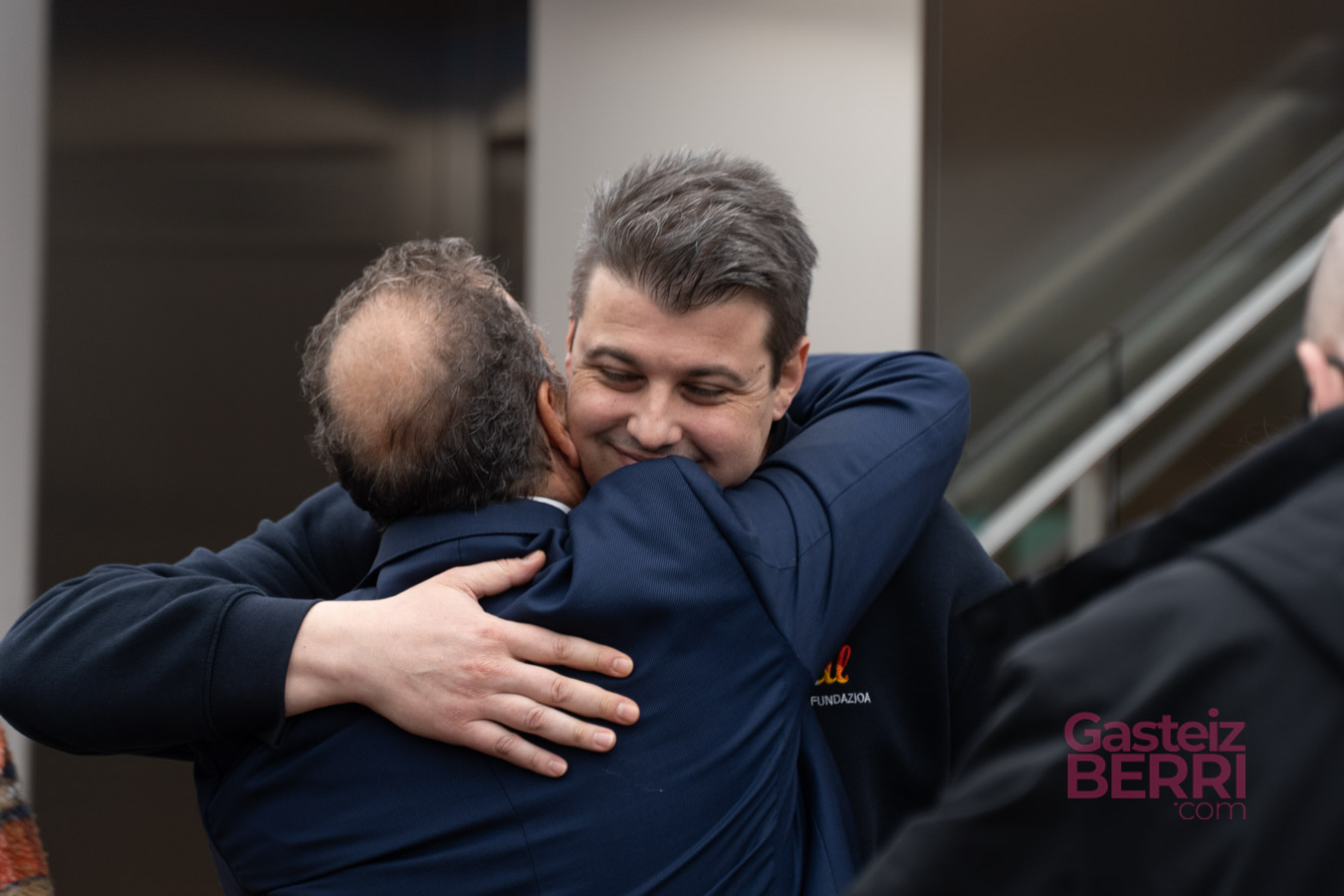 Urresti se despide de un trabajador de la Fundación Vital con un emotivo abrazo