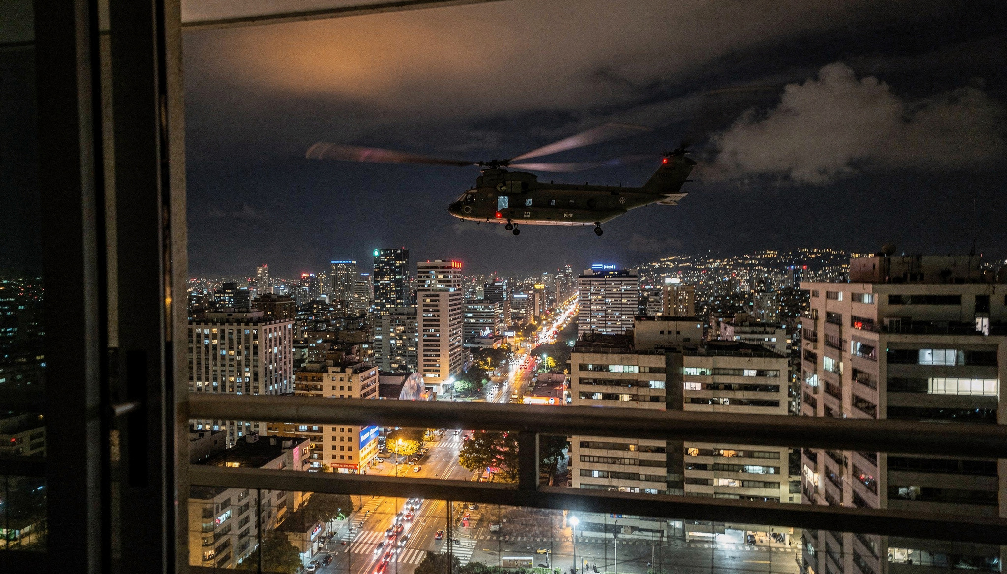 MADURO CAPTURADO recreación de un helicóptero CHINOOK sobre CARACAS de noche