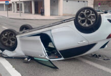 Un conductor vuelca su coche en Salburua, abandona el vehículo y da positivo en cannabis y cocaína