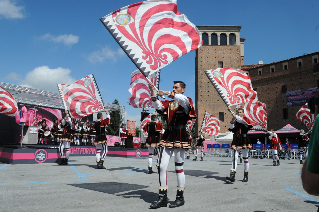 El espectaculo de Sbandieratori de Fossano, fotografía de PRINCIPI D’ACAJA