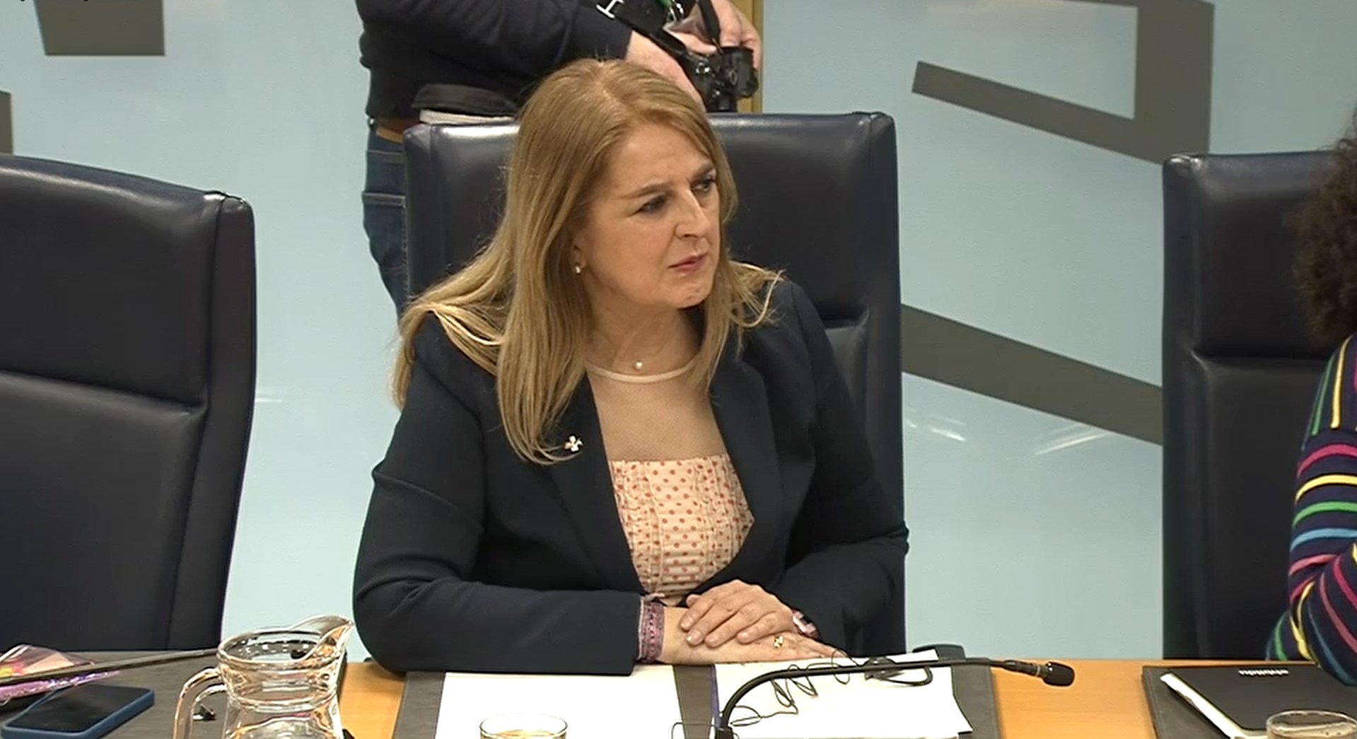 Ainhoa Domaica, parlamentaria del PP, escucha el relato de los padres de Kerman Villate Beitia, durante su comparecencia en la  Comisión de Seguridad del Parlamento Vasco