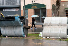 El viento deja contenedores volcados en pleno aviso amarillo activo