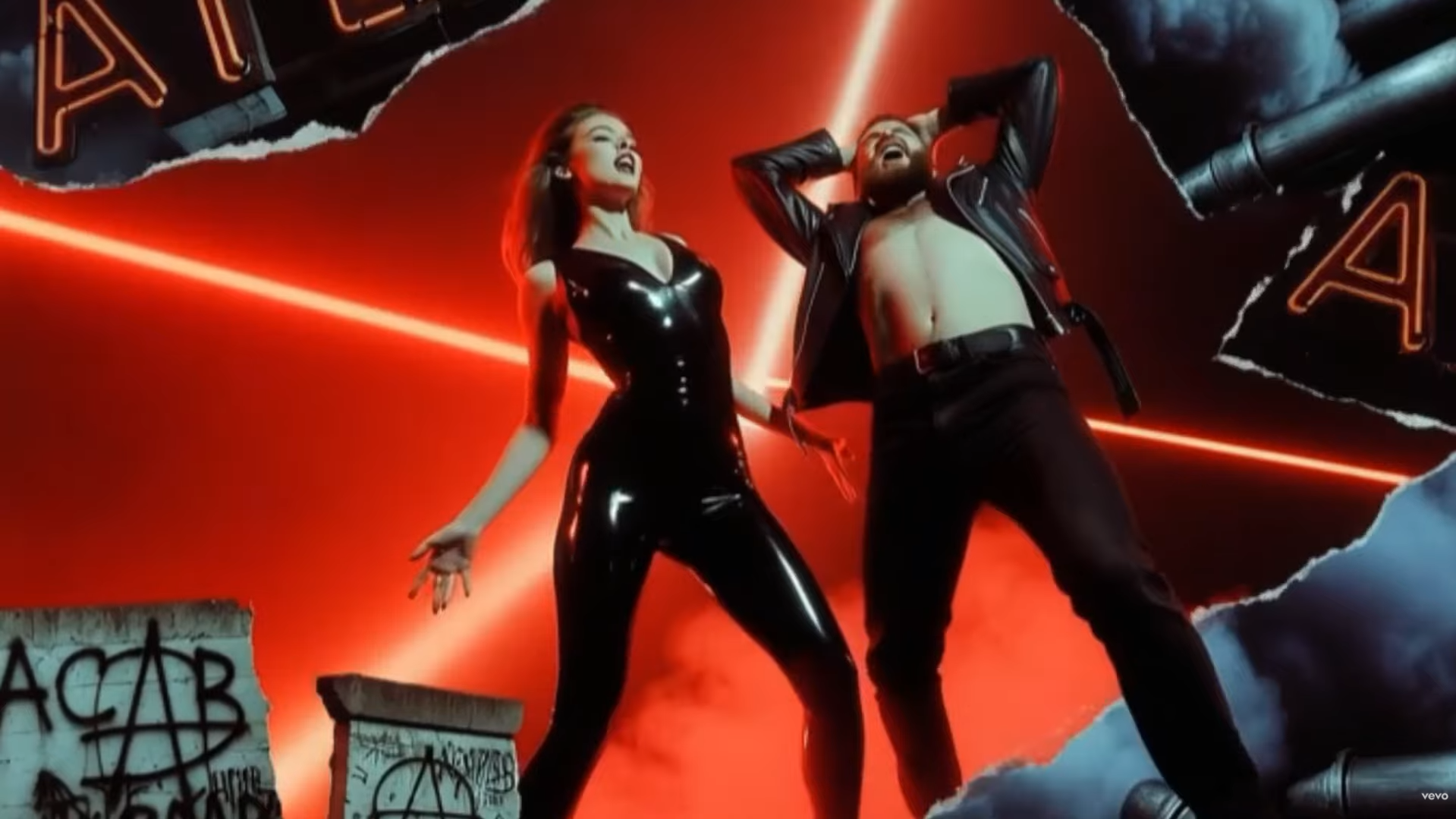 Fotograma del videoclip oficial de la canción En Berlín de OBK, dirigido por Garbi KW.