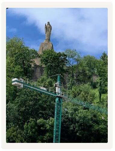 El Sagrado Corazón del Monte Urgull con una grúa de construcción en primer plano: "Part New York with the crane and part Europe with the statue. Both in one" ("Parte Nueva York con la grúa y parte Europa con la estatua. Ambas en una").