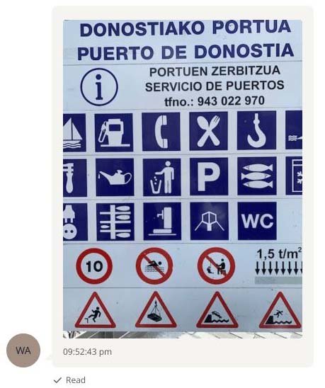 El cartel del Puerto de Donostia (Donostiako Portua), con las señales de servicios portuarios y el teléfono 943 022 970, acompañado del comentario: "Don't dive your car into the water! ;)" ("¡No metas el coche en el agua!").