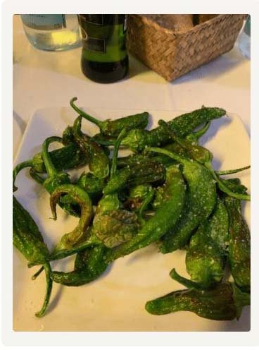 Un plato de pimientos de Gernika (o de Padrón), que compara con los del restaurante Nobu: "These peppers were so delicious. Not spicy like NOBU. I can't eat them at Nobu" ("Estos pimientos estaban deliciosos. No picantes como en Nobu. No puedo comerlos en Nobu").
