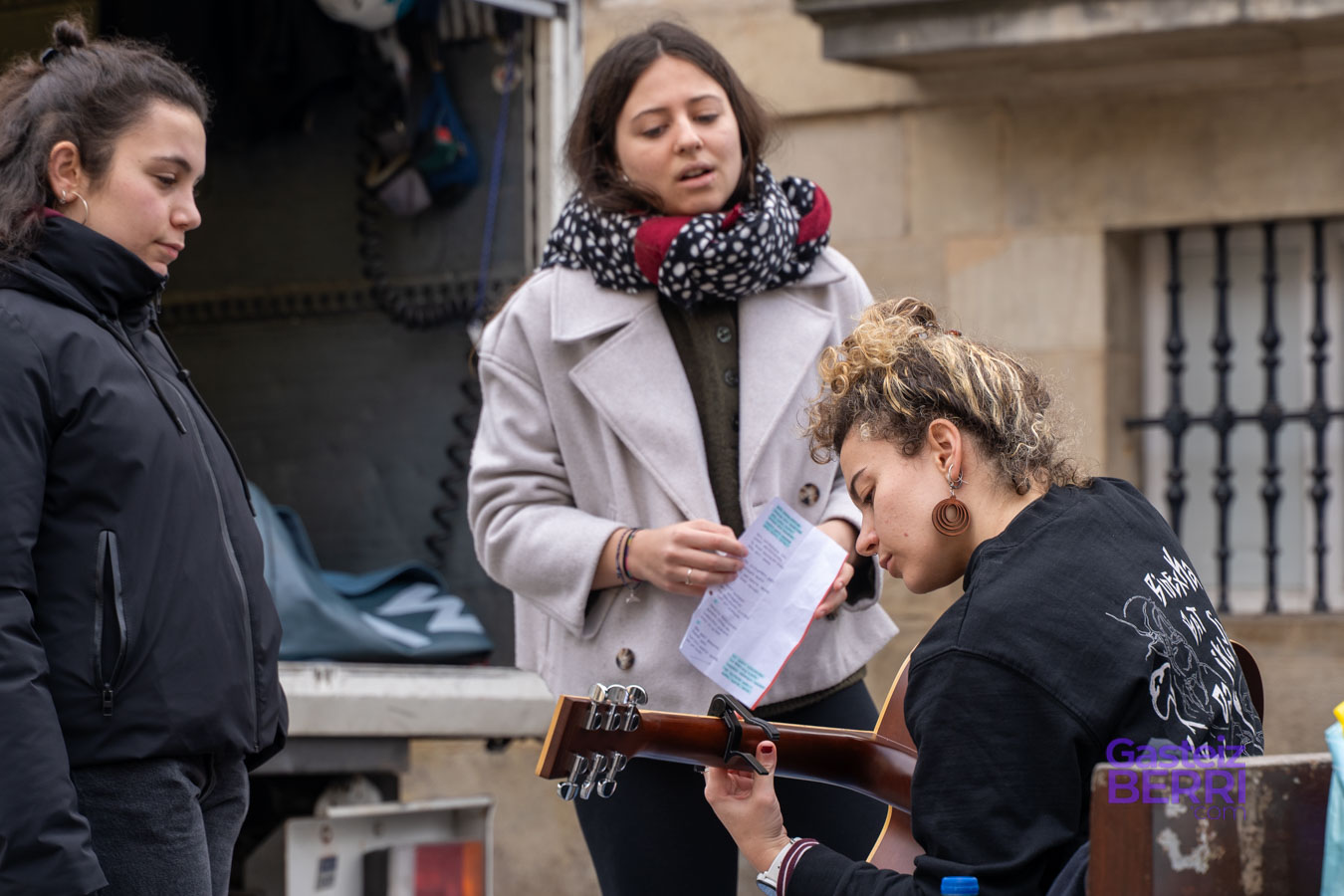 Maddi González de Heredia e Irati Barona ensayan antes de su intervención en el acto