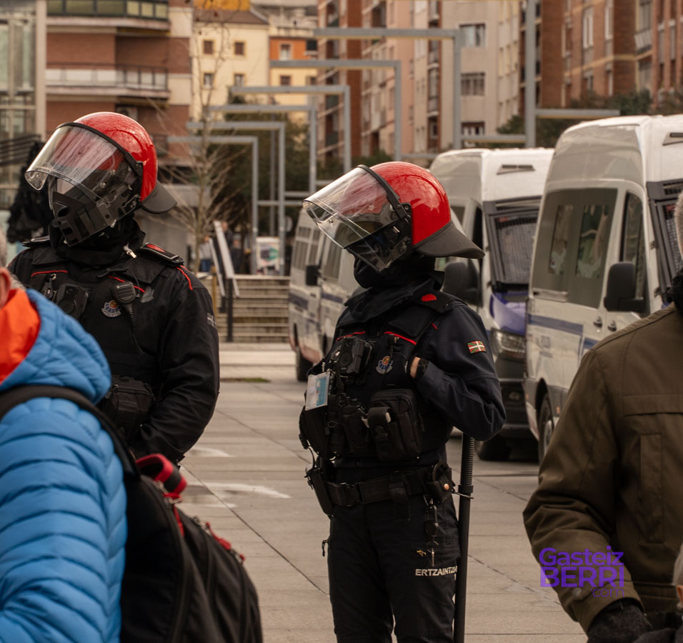 (Las partes reconocibles de la cara de los agentes de la Ertzaintza se han modificado con IA)