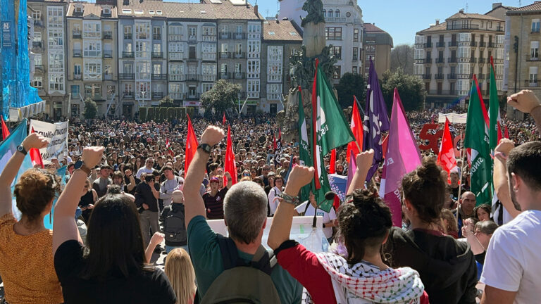 Vitoria amanece con piquetes y acaba con 10.000 personas en la Virgen Blanca