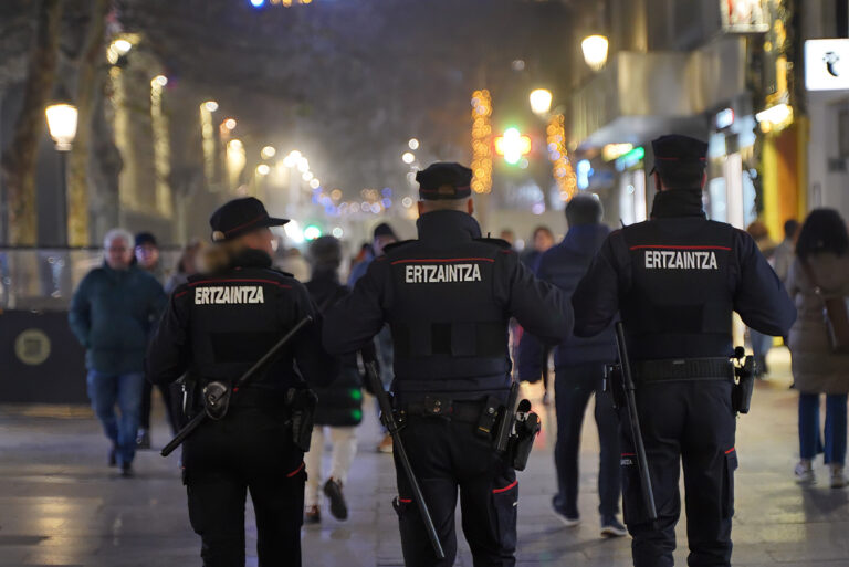 Gas pimienta, verduguillos y tres detenidos tras los ataques a aficionados de España en Gasteiz