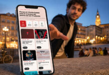 Un chico a punto de agarrar un móvil con la agenda de fin de semana de vitoria-gasteiz para este fin de semana antes de San Prudencio 2026