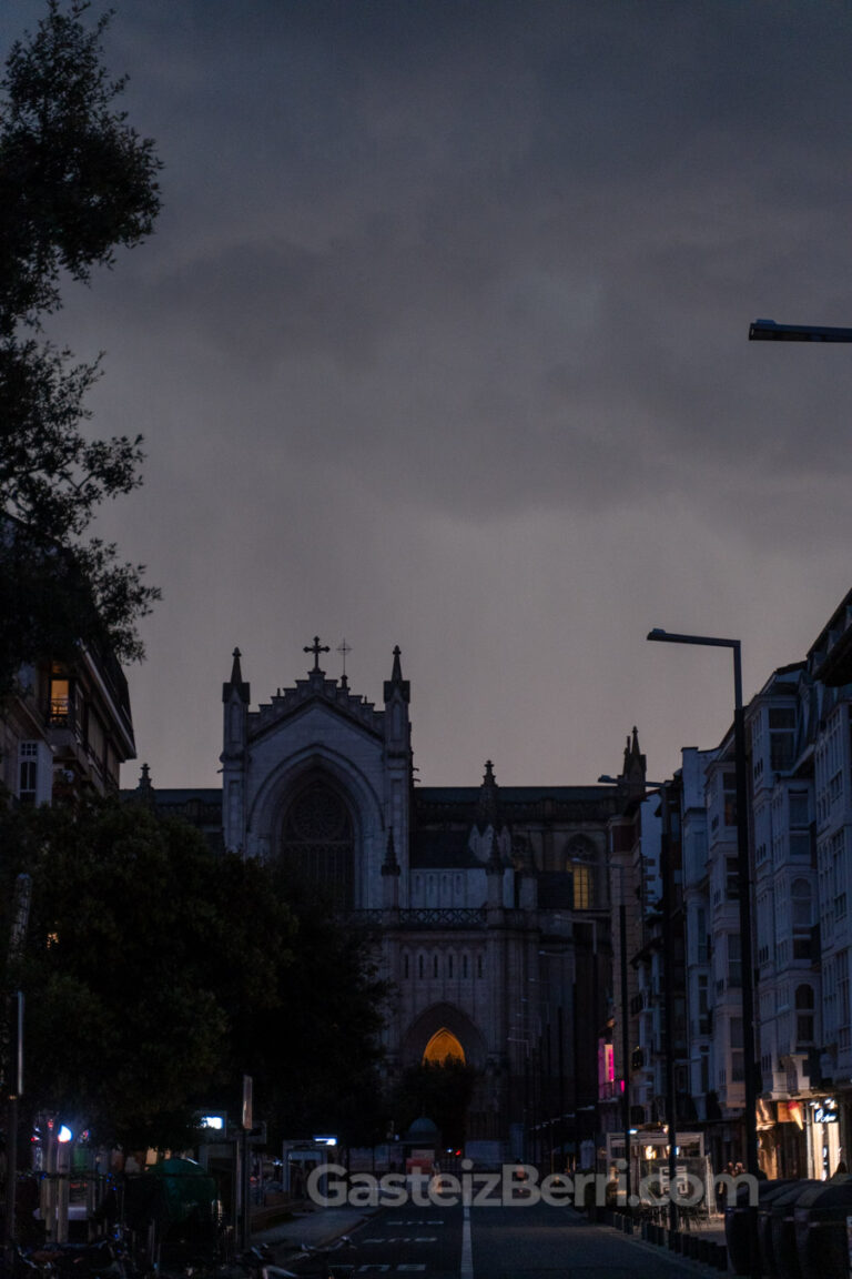 La catedral nueva de Vitoria-Gasteiz con la tormenta de fondo