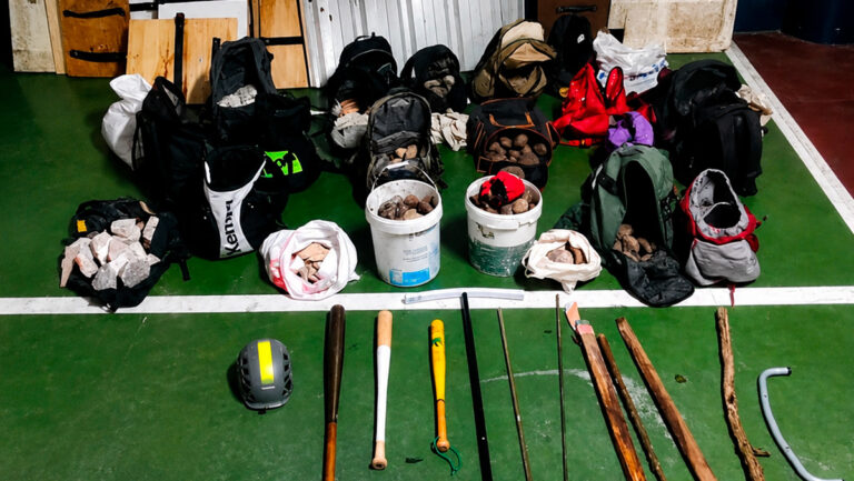 La Ertzaintza identifica a tres personas en Errekaleor y localiza bates, palos y mochilas con piedras