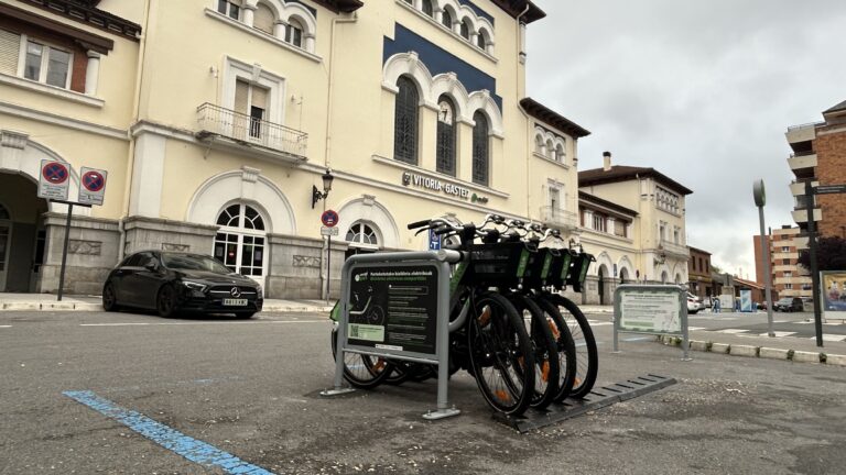 MugiBIKE en Vitoria suma estación en Renfe y así puedes usarla paso a paso