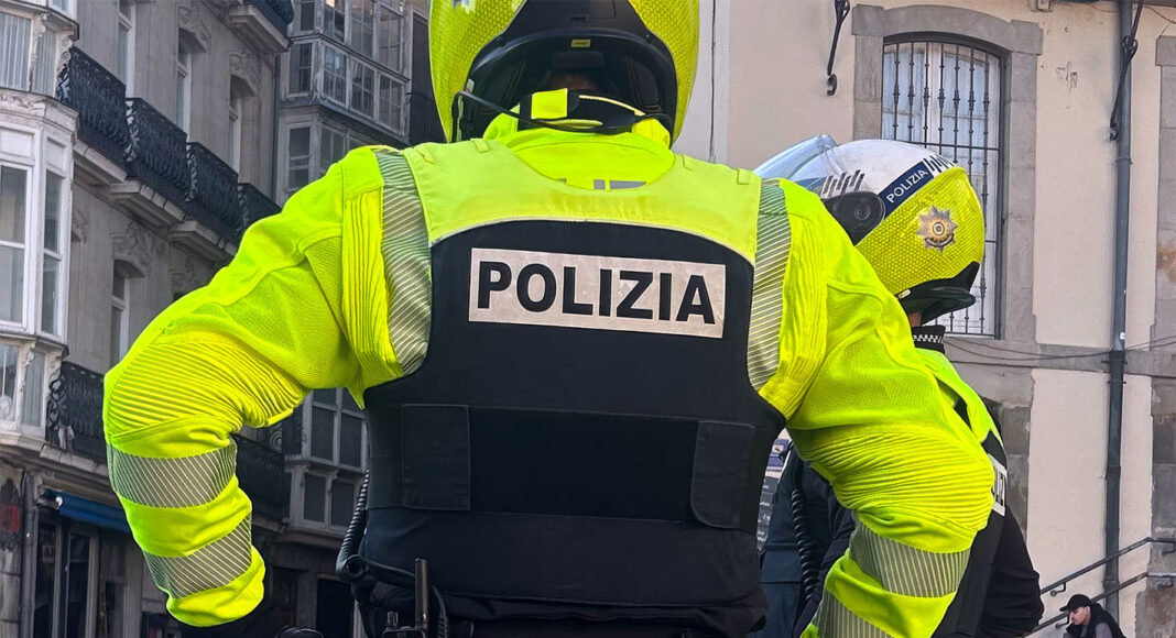 Dos agentes de la Policía Local de Vitoria-Gasteiz