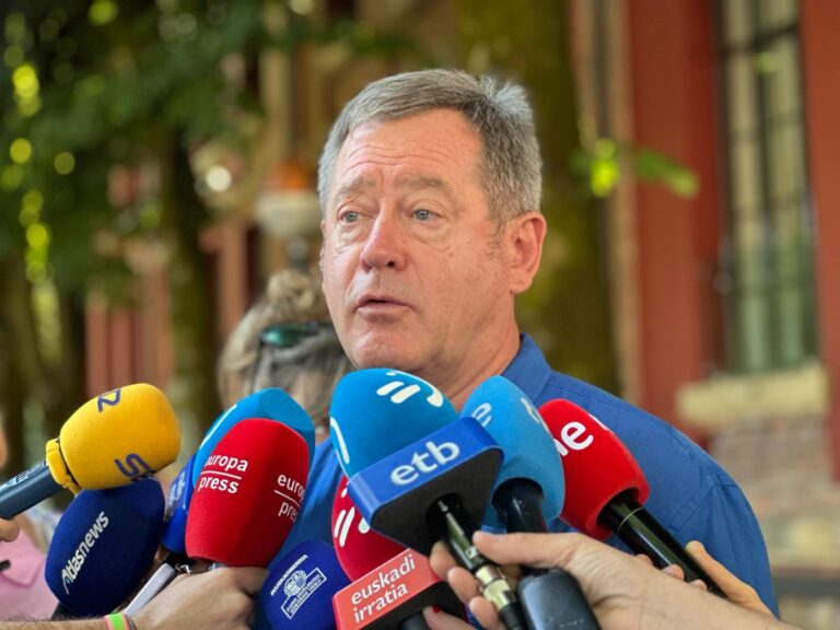 Las cargas de la Ertzaintza en Loiu abren una crisis política por la llegada de la flotilla
