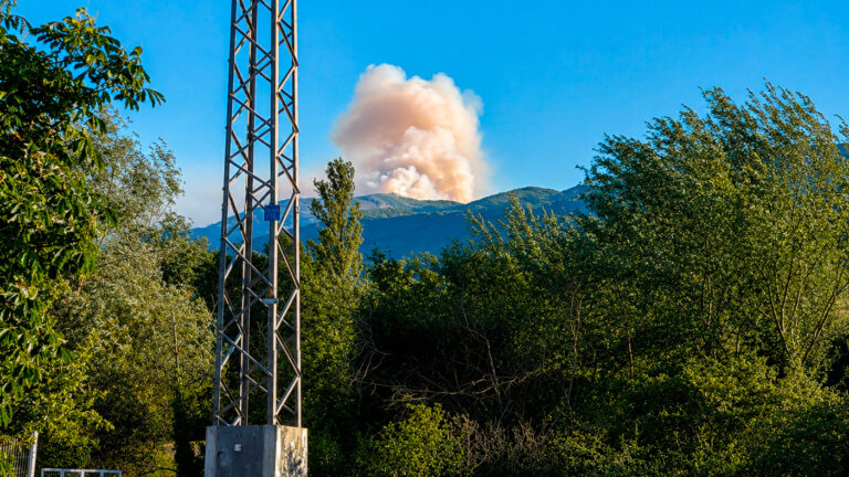 El incendio de Zalduondo sigue activo tras saltar el perímetro por un cambio de viento