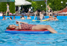 El tiempo en Vitoria da un vuelco: el calor vuelve, y esta vez para quedarse Una niña jugando en una piscina pública - Foto cortesía de Depositphotos.com