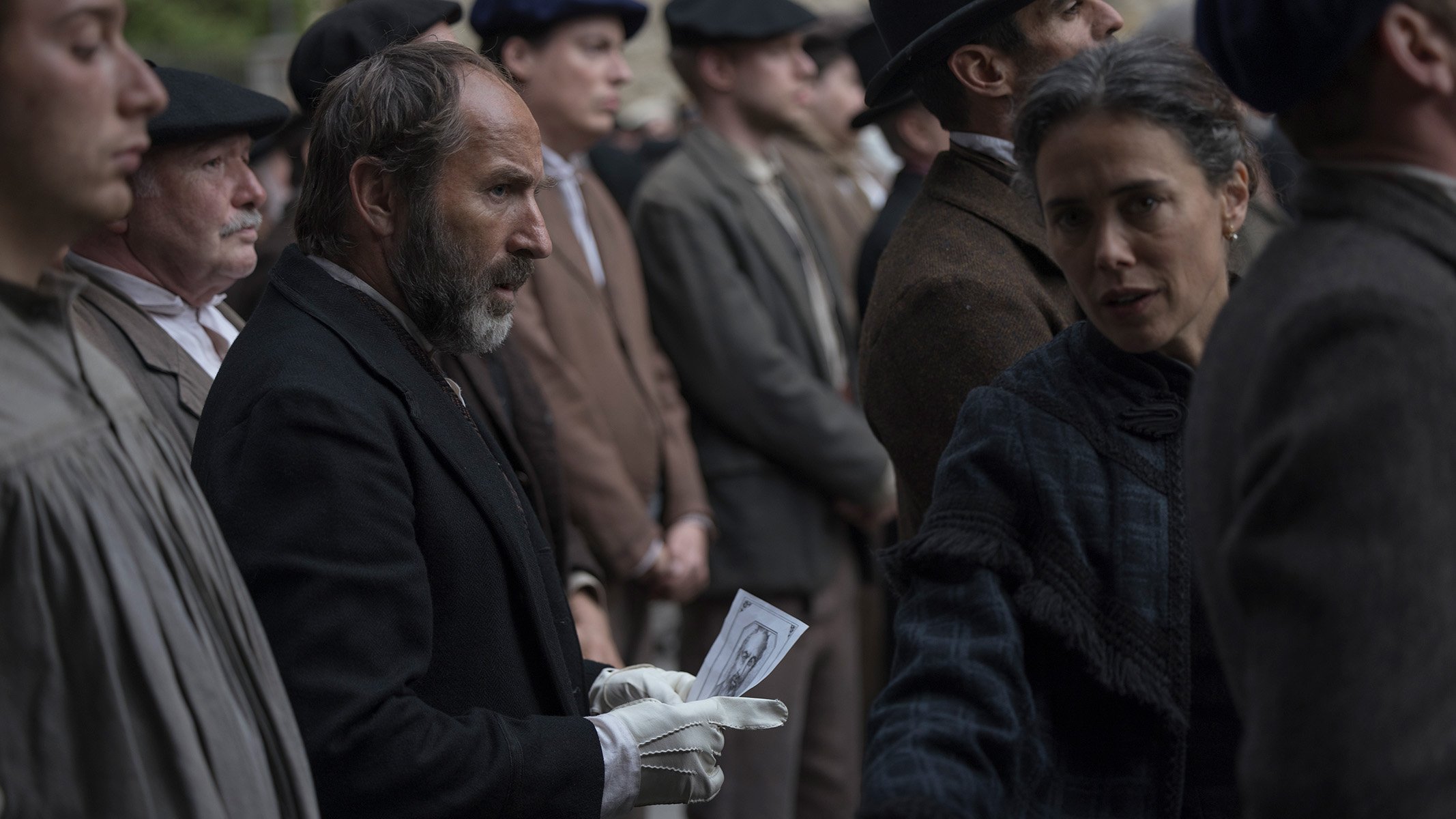 Antonio de la Torre y Patricia López Arnaiz, entre la multitud, en una imagen de «Sacamantecas» | Imagen: Lander Larranaga.