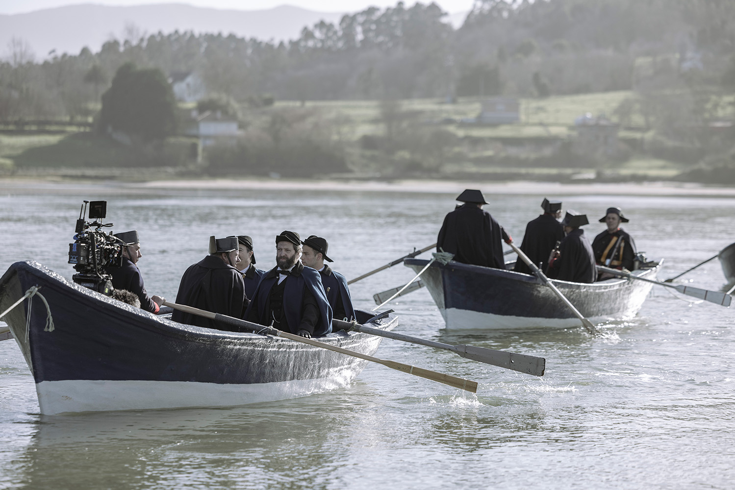 Un momento del rodaje de «Sacamantecas», con el equipo filmando una escena a bordo de varias embarcaciones | Imagen: David Herranz.