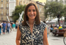 Garbiñe Ruiz, portavoz de Elkarrekin en el Ayuntamiento de Vitoria-Gasteiz, en el centro de la ciudad